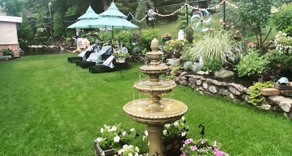 Charming 2-bedroom apartment in delightful Lake George Village