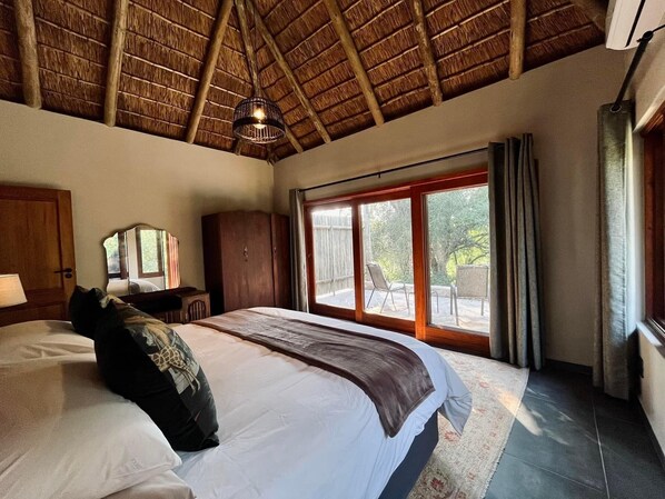 Habitación de lujo doble, vistas al río | Tabla de planchar con plancha y wifi gratis