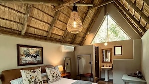 Luxe eenpersoonskamer, uitzicht op rivier | Een strijkplank/strijkijzer, gratis wifi
