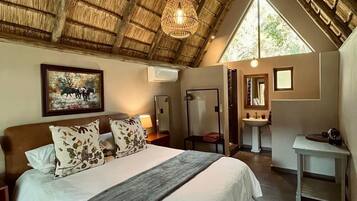 Luxe eenpersoonskamer, uitzicht op rivier | Een strijkplank/strijkijzer, gratis wifi