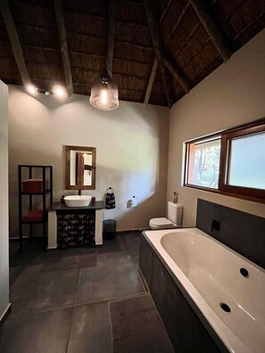 Habitación de lujo doble, vistas al río | Baño | Bañera y ducha independientes, secador de pelo y toallas