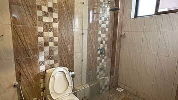 Superior-lejlighed | Badeværelse | Bruser, brusehoved med spredningseffekt, gratis toiletartikler