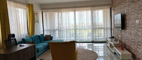 Apartamento familiar, vistas a la ciudad | Zona de estar | Smart TV de 32 pulgadas con canales digitales