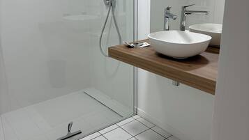 Douche, sĂšche-cheveux, serviettes fournies, savon