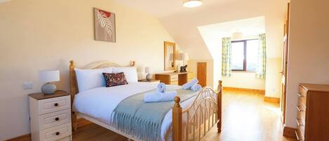 5 bedrooms, travel cot, WiFi, bed sheets