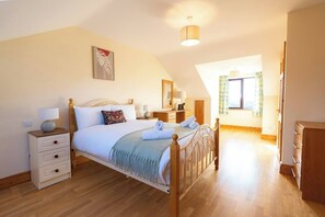 5 bedrooms, travel cot, WiFi, bed sheets