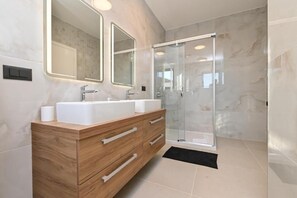 Dusche, Haartrockner, Handtücher, Toilettenpapier