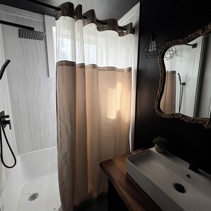 Een douche, een haardroger, handdoeken, zeep