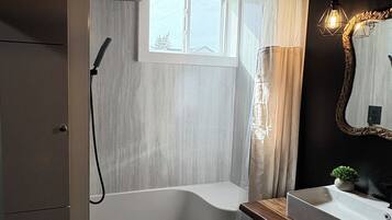 Une salle de bain moderne avec une douche à l’italienne, une fenêtre, un lavabo et un miroir.