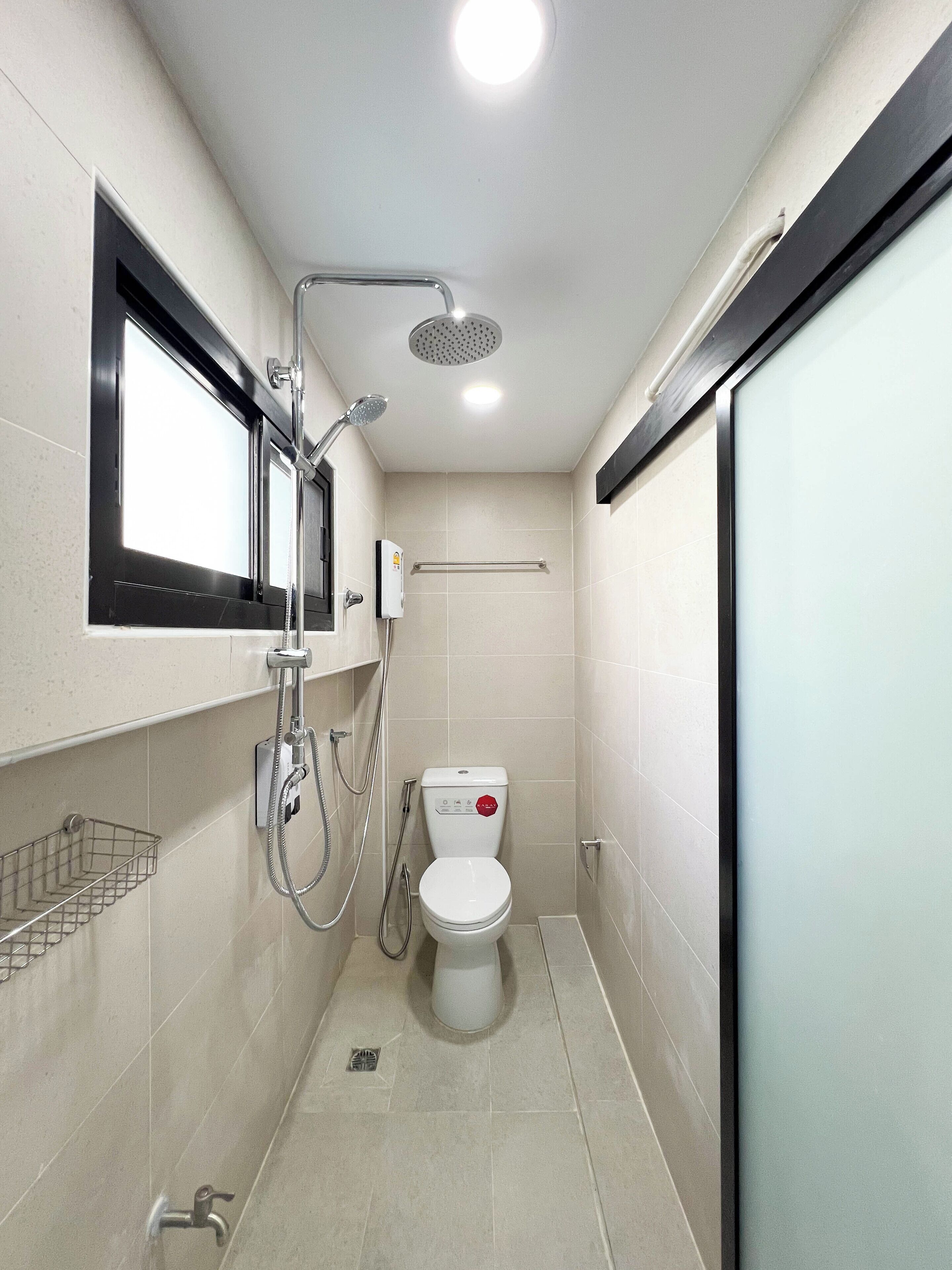Basic Room | Bathroom | Shower, rainfall showerhead, free toiletries, hair dryer