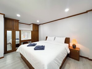 Classic Room, 1 King Bed | Free WiFi, bed sheets