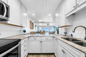 Kylskåp, mikrovågsugn, ugn och spishäll