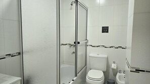 Haartrockner, Bidet, Handtücher, Seife