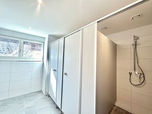 Regadera, jabón, papel de baño 