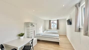 Zweibettzimmer mit Allgemeinbad | Una scrivania, postazione laptop, Wi-Fi gratuito, lenzuola