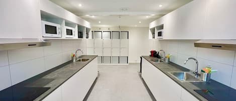 Frigobar, microondas, parrilla de estufa y utensilios de cocina