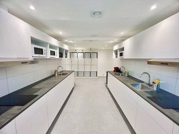 Mini réfrigérateur, micro-ondes, plaque de cuisson