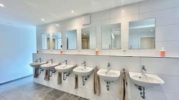 Shower, sabun,  dan tisu toilet