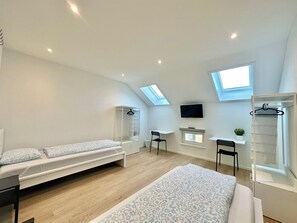 Bureau, espace de travail pour ordinateur portable, Wi-Fi gratuit