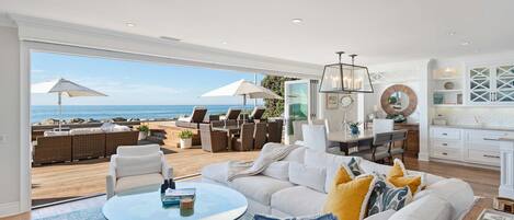 Casa de lujo, varias camas, hidromasaje, vista al océano (Seacliff Beach Retreat) | Área de sala de estar | Televisión de pantalla plana de 42 pulgadas con canales digitales