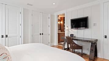 House, Multiple Beds, Hot Tub, Ocean View (Seacliff Beach Retreat) | 3 bedrooms, individually decorated, individually furnished, desk