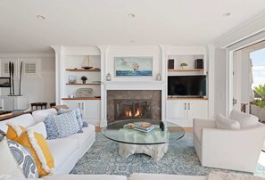 Huis, Meerdere bedden, bubbelbad, uitzicht op zee (Seacliff Beach Retreat) | Woonruimte | Een 42-inch flatscreentelevisie met digitale zenders en een open haard