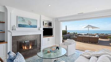 独立别墅, 多张床, 热水浴缸, 海洋景观 (Seacliff Beach Retreat) | 起居区 | 42-英寸纯平电视 (配备数码频道)、壁炉