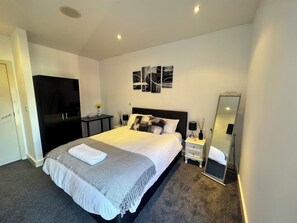 2 多间卧室、熨斗/熨衣板、免费 WiFi、床单