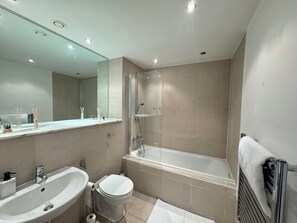 淋浴设施、吹风机、毛巾、肥皂