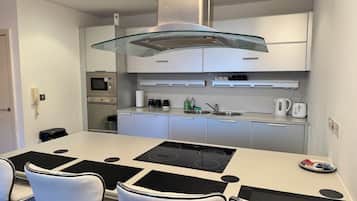 Fridge, oven, stovetop, dishwasher
