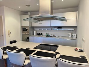 Fridge, oven, stovetop, dishwasher