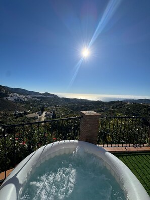 Bañera de hidromasaje al aire libre