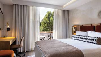 Standard Double Room, Balcony | Meja, kalis bunyi, seterika/papan seterika, Wi-fi percuma