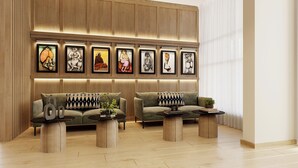 Eine moderne Lobby mit zwei Sofas, einem Couchtisch und gerahmten Kunstwerken an der Wand.