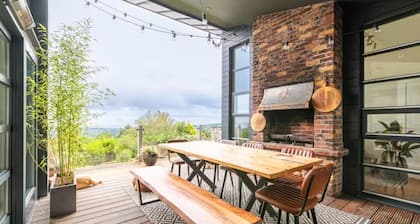 Charming 6-bed Escape- Balconies & Panoramic Views