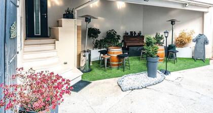 Suite Luxe "Le Edouard" avec espace détente et Sauna, extérieur et cave voutée