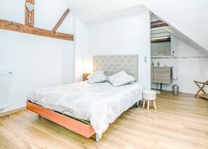 2 habitaciones, tabla de planchar con plancha y cuna de viaje 