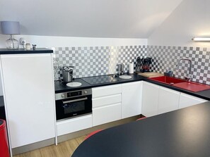 Kühlschrank, Mikrowelle, Ofen, Herdplatte