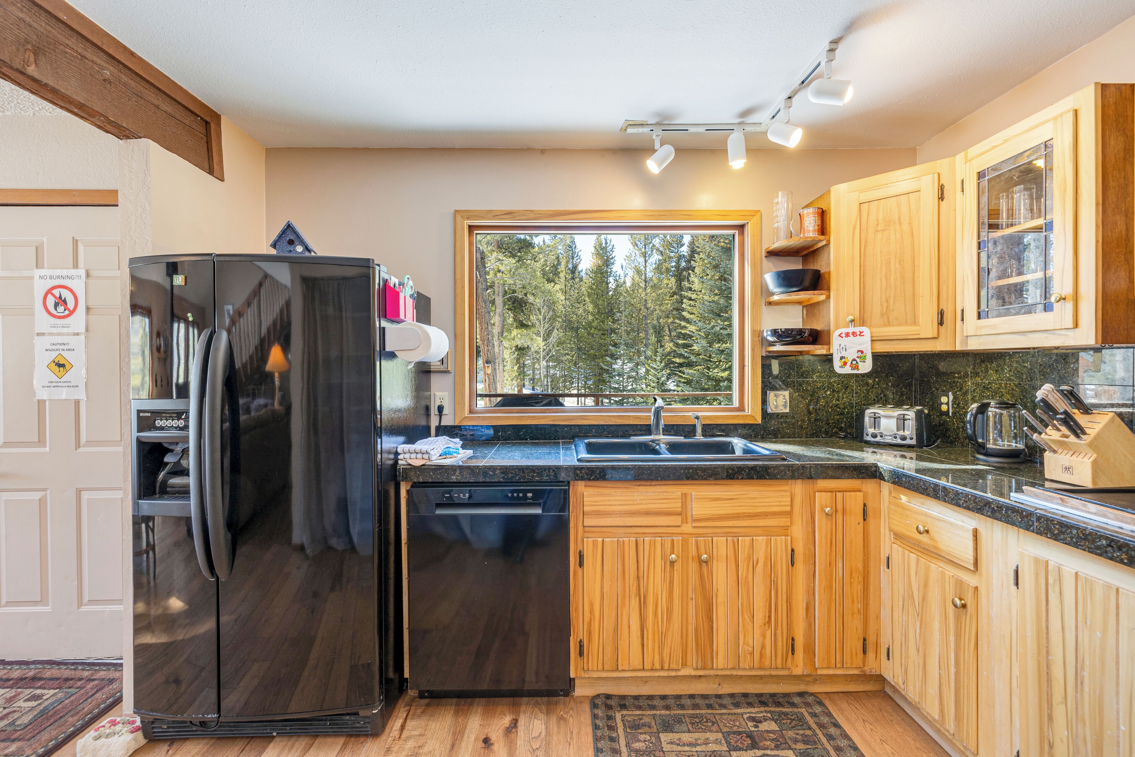 Jääkaappi, mikroaaltouuni, astianpesukone, kahvin-/teenkeitin