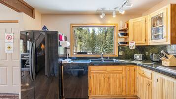 Kylskåp, mikrovågsugn, diskmaskin och kaffe- och tebryggare