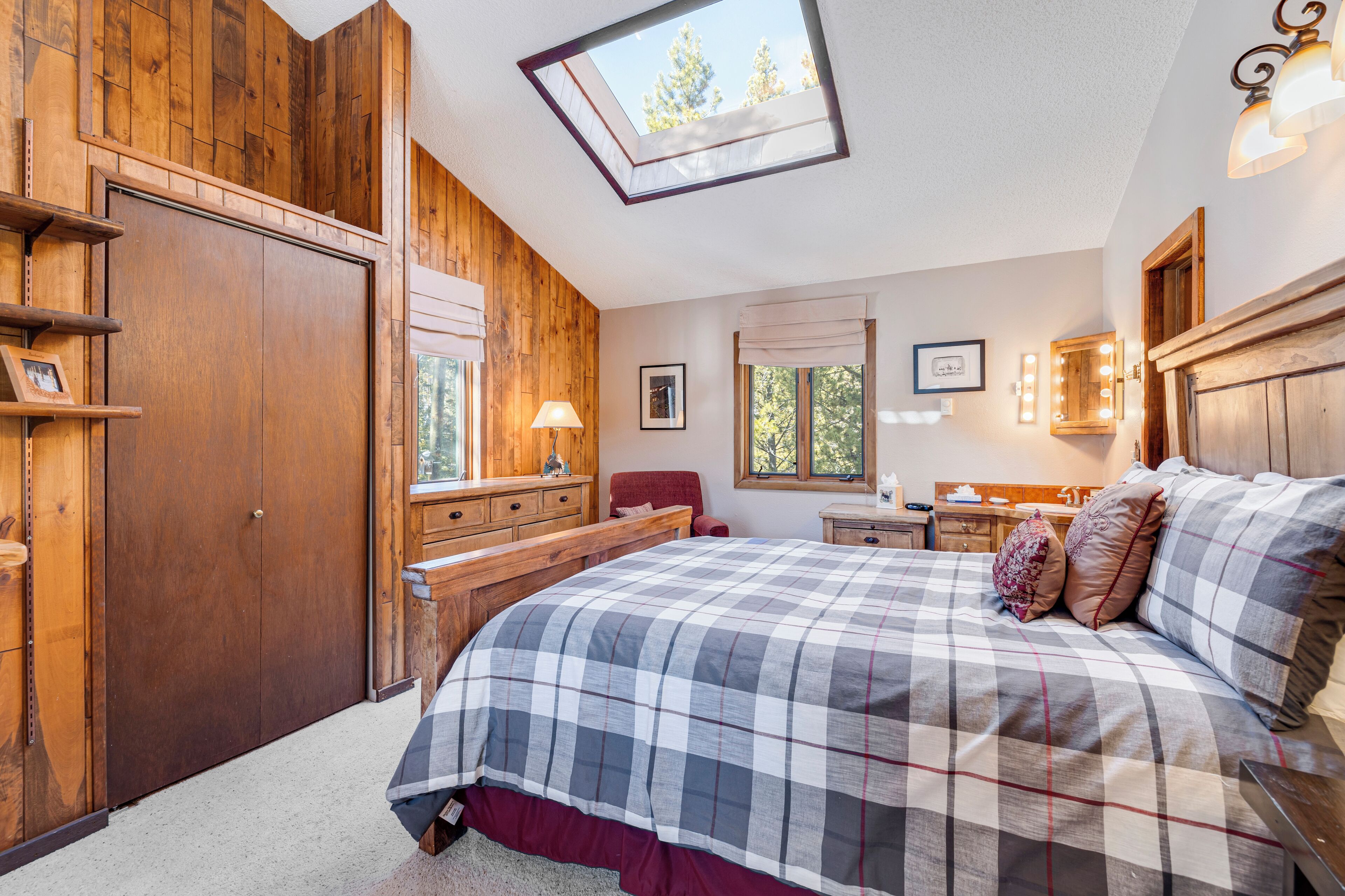 3 makuuhuonetta, työpöytä, Wi-Fi, vuodevaatteet