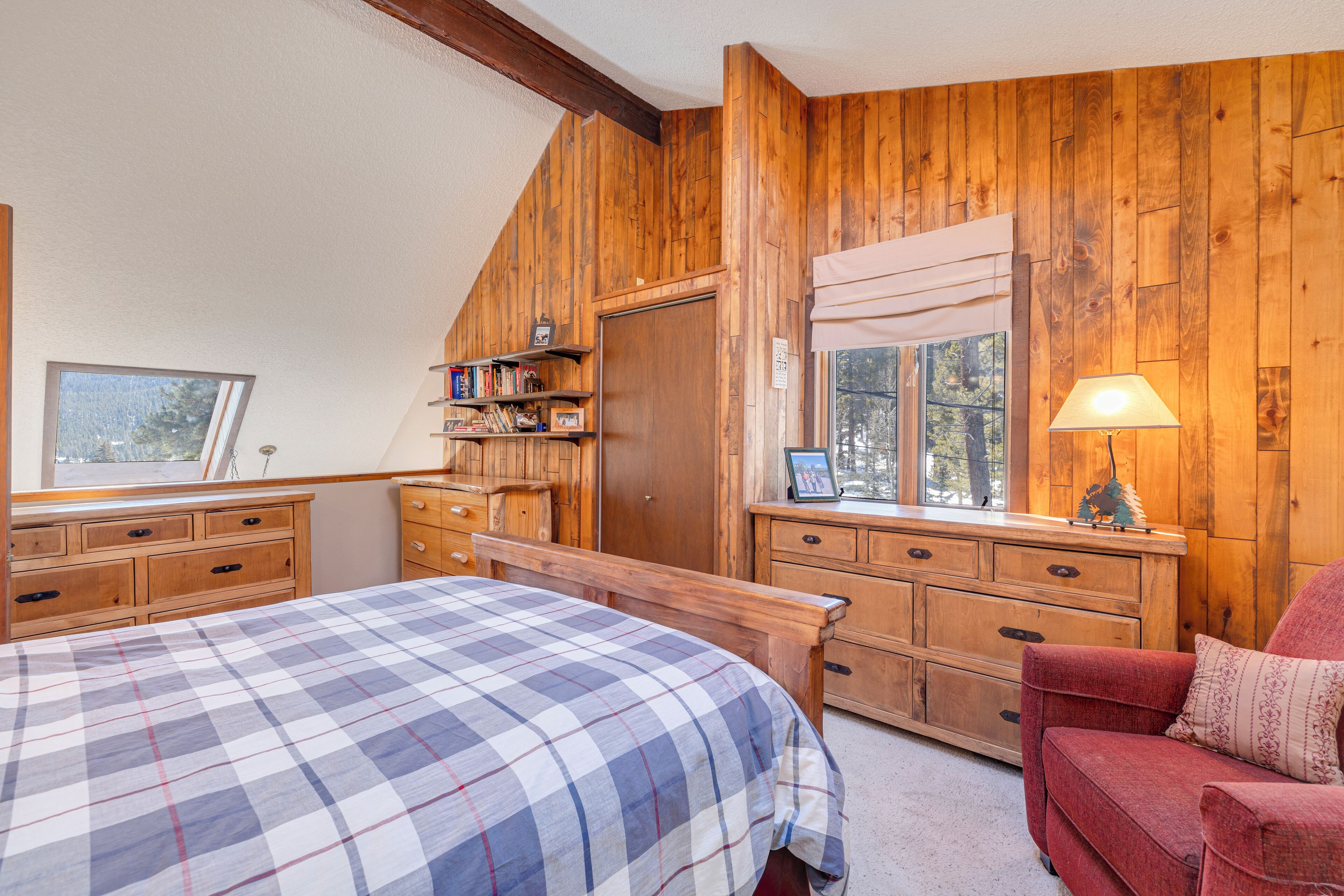 3 bedrooms, desk, WiFi, bed sheets