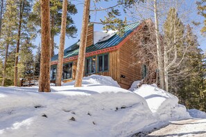 Exterior - Cozy cabin less than 2 miles from Breckenridge Main St. 3 Bedrooms plus loft (Blue River)