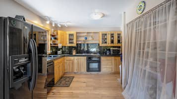 Fridge, microwave, dishwasher, coffee/tea maker