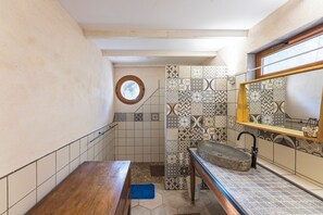 Douche, sĂšche-cheveux, serviettes fournies, papier toilette