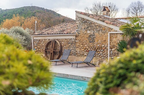 Gîte de charme, le Jas des Oliviers vous accueille au coeur du jardin.