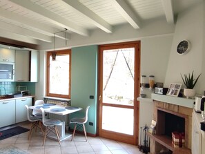 Dining - Oasi Azzurra - three-room apartment in small villa with terrace overlooking Lake Iseo (Fonteno)
