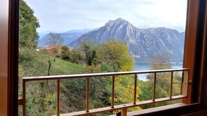 Blick auf einen Berg von einem Balkon mit Geländer.