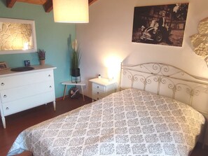 2 bedrooms, WiFi, bed sheets - Oasi Azzurra - three-room apartment in small villa with terrace overlooking Lake Iseo (Fonteno)