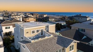 A residential area with a mix of modern and traditional architecture, including a house with a flat roof and a balcony, situated near a beach. - Perfect 4 Families, Walk To Beach, Amazing Views* (Ventura)